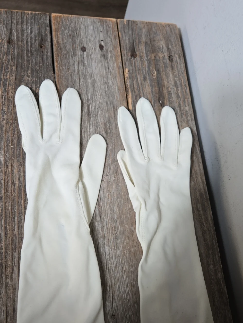 Vintahe Long Ivory Opera Gloves with Pearl Button Detail
